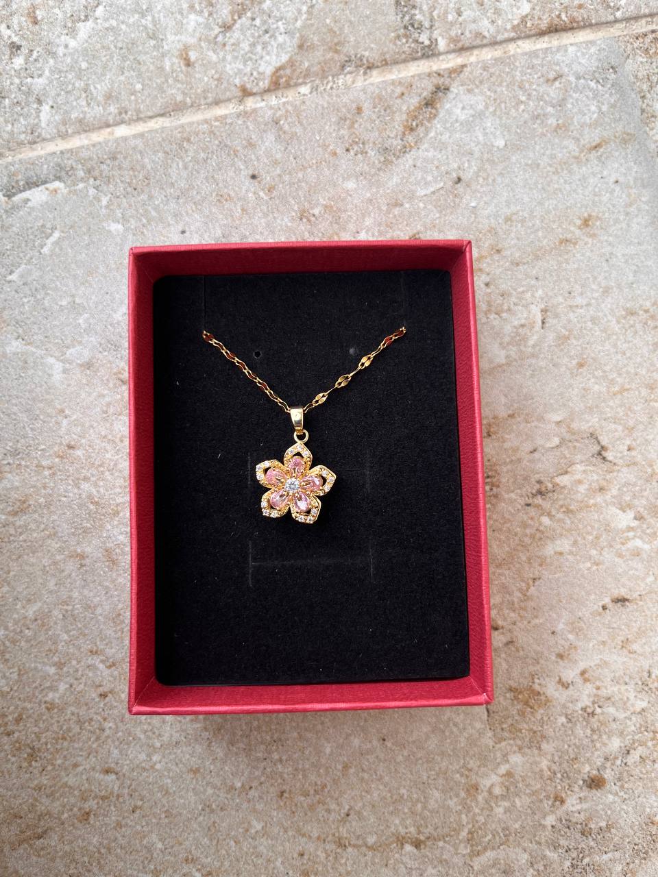 Collar Flor Rosada + Caja de Regalo 🌸✨