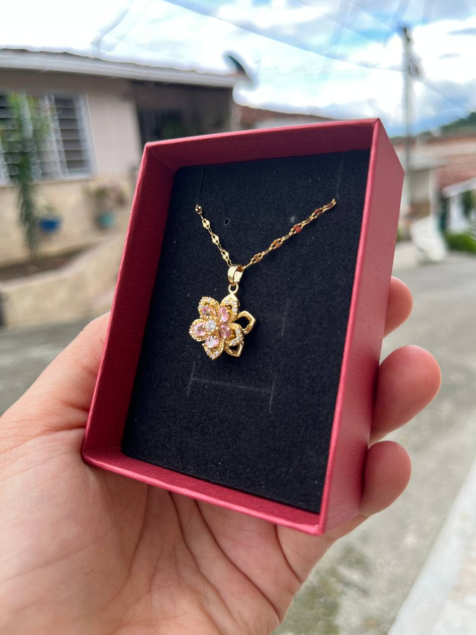 Collar Flor Rosada + Caja de Regalo 🌸✨