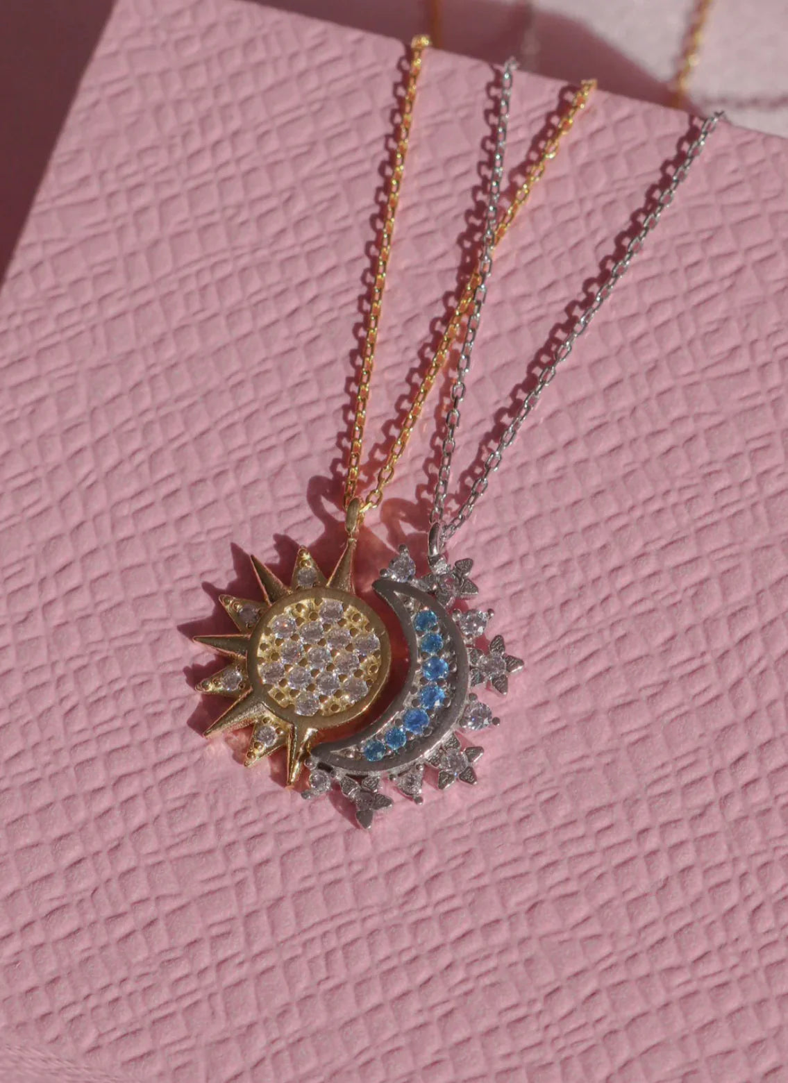Collar Dúo Sol y Luna + Caja de Regalo ☀️🌙✨