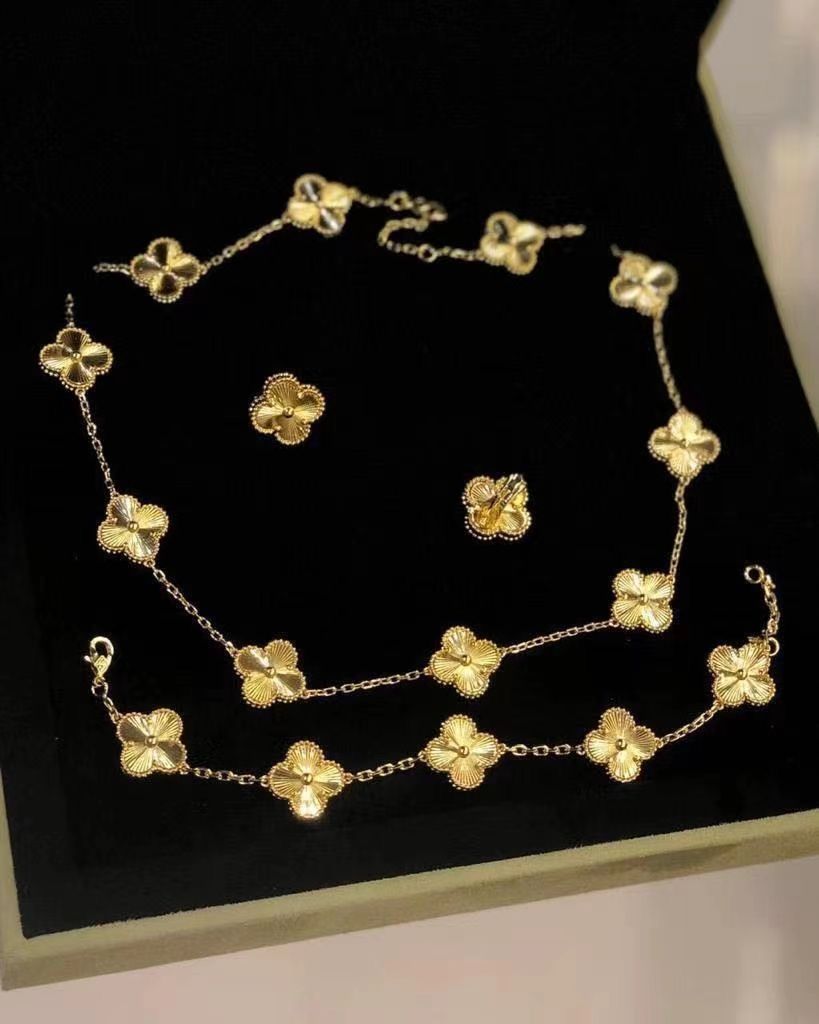 Set Van Cleef + Caja de Rosas 🍀🌹✨🎁