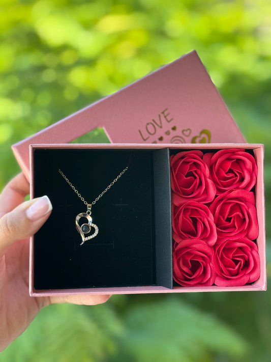 Collar “Te Amo” en 100 Idiomas + Caja de Rosas Rosada ❤️🌹✨